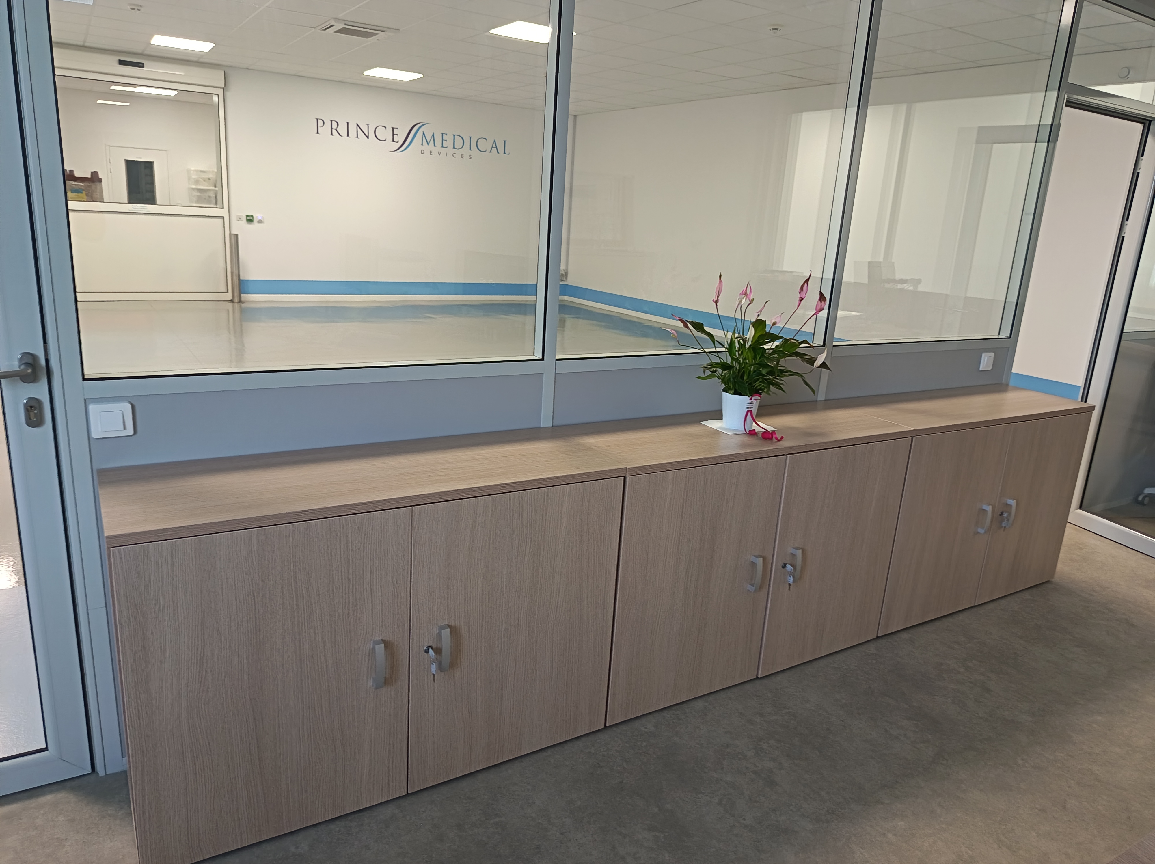 Espace de bureau avec armoires
