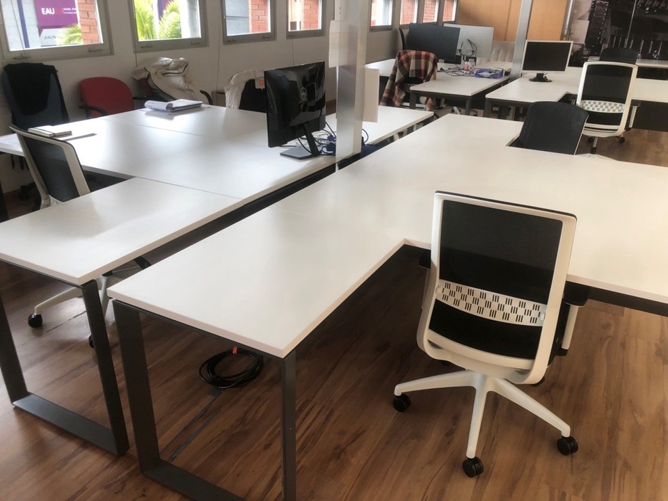 Agencement de bureau en forme de croix