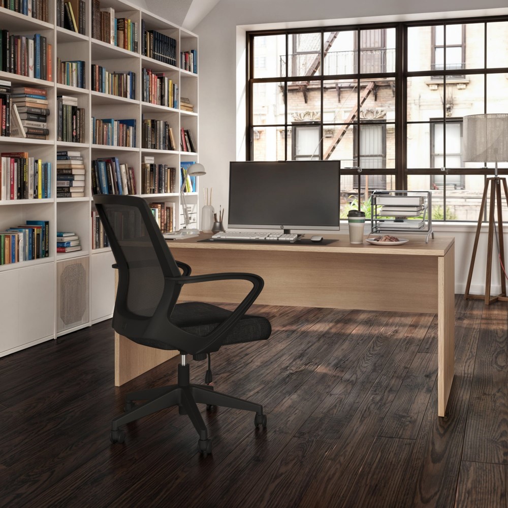 Kantoorbureau avec ergonomische bureaustoel